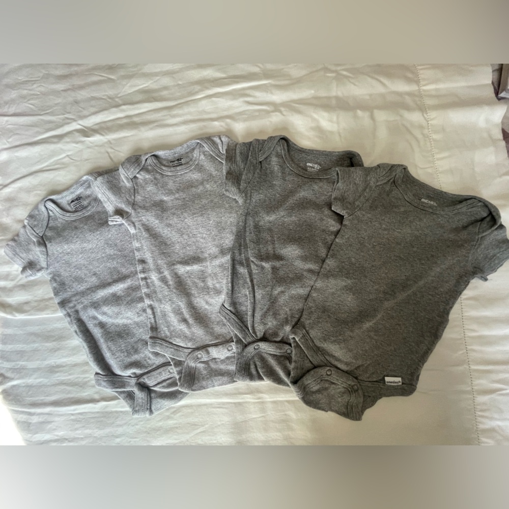 Bundle of 6 Onesies (0-3 months Unisex